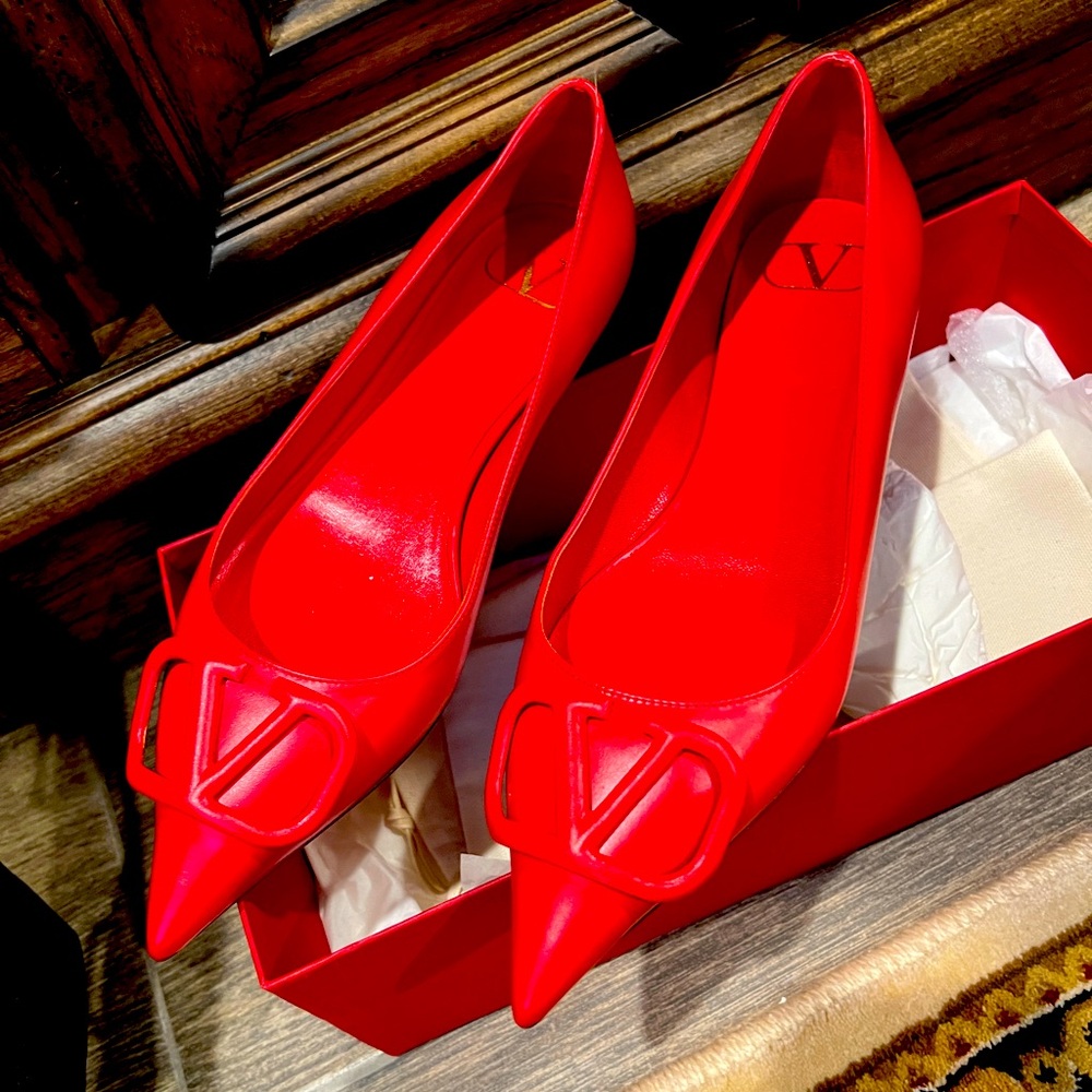 Valentino Garavani 
V Logo Flats
Size 37